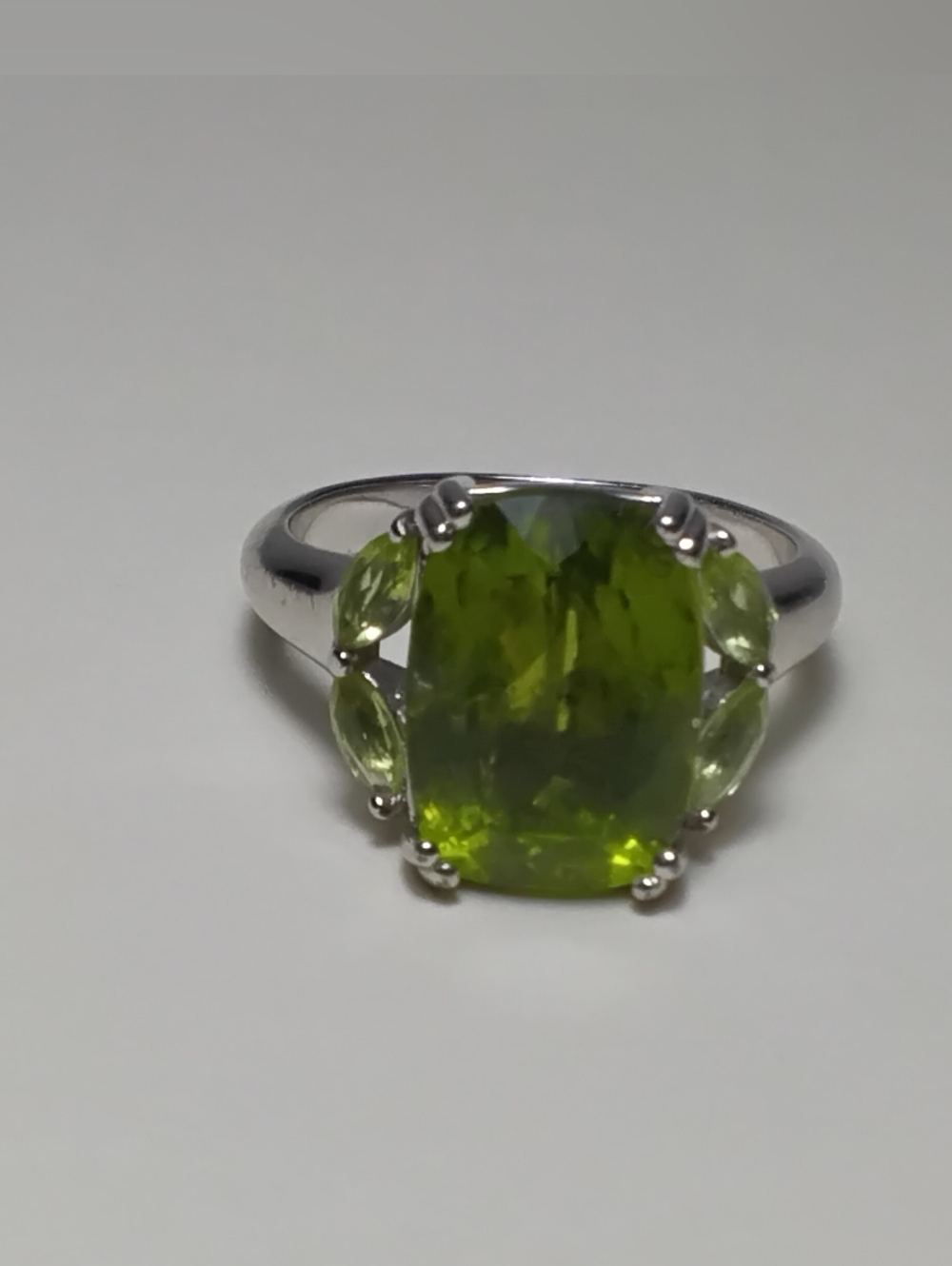 925 Silver Peridot Ring Sz 8-3/4